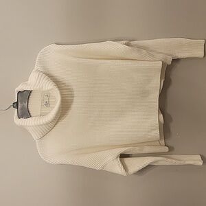 Hollister off-white crop long-sleeved sweater size small